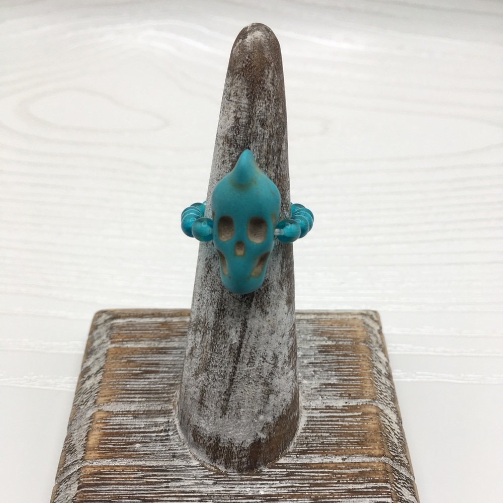 HANDCRAFTED Howlite Rocker Skull & Glass Stretch Bead Ring